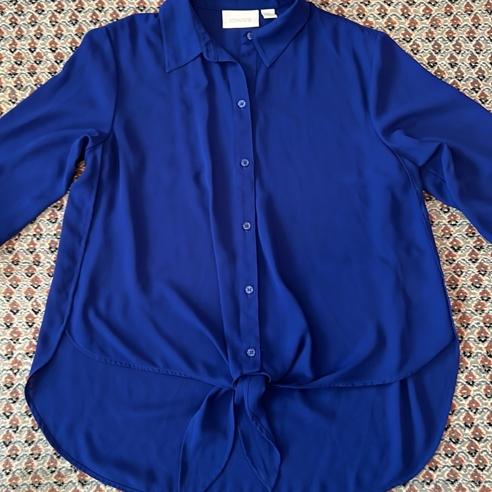 EUC Chico’s Cobalt Blue Tie Front High Low Shirt Roll Tab Sleeve Size 2/12 - Picture 8 of 13